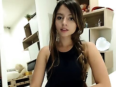 brunette teen strip-tease à l'école de la salle de bains