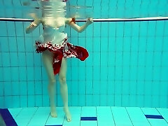 Grésillement rousse modèle Marketa nager nu dans une piscine