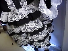 une femme de ménage japonaise sexy a le visage couvert de sperme