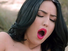 jade baker, mannequin brune, aime jouer en solo à l'extérieur