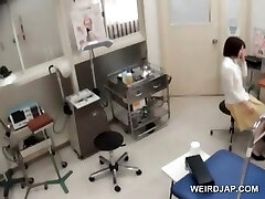 fragile adolescent asiatique obtient seins et chatte measured par docteur