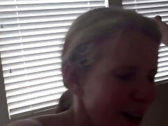 ma femme de ménage mature (rimjob)