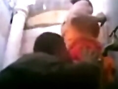 Hijab salope essaie de baiser dans les toilettes sur la Came - ChoicedCamGirls