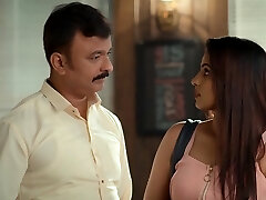 couple indien célébrant leur anniversaire dans la chambre