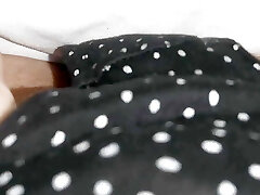 je peux m'asseoir sur la croix et jouer ma chatte avec ma main sous ma couche inférieure noire je peux m'asseoir sur la croix et jouer ma chatte avec ma main sous ma couche inférieure noire