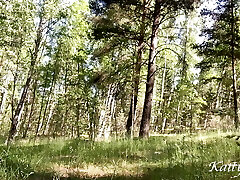 pipi dans la forêt alors que personne ne voit