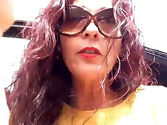 arrête la voiture, j'ai besoin de faire pipi arrête la voiture, j'ai besoin de faire pipi