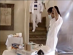 des copines étudiantes excitées s'entraînent au cabinet du médecin