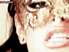 milf masquée courbée suçant en trio avant de chevaucher une bite milf masquée courbée suçant en trio avant de chevaucher une bite