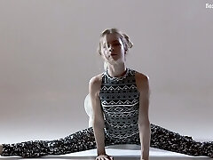 Russian flexible teenager Rita Mochalkina does the splits and shows yummy cooch
