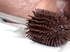 Arschgefickt mit der Toilettenbürste. Hammergeil für Liebhaber von Extremanal und Pink Pucker Close-ups