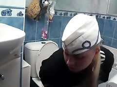 русская девушка какает в туалете