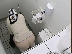 Having no idea amateur bitch with massive rump pissing in the toilet