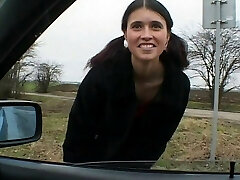 Anhalterin zeigt ihre Titten und Beaver und pinkelt 