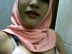 Enaknya remas susu di rest room