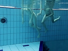 Teen Cute pulcino Anna Netrebko nuota nudo con il suo GF