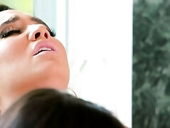 Karlee Grey Joins Her Greatest Friend Kendra Spade In The Bathtub For A Raw Session Before Her Date