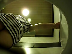 szpiegowska kamera ukryta wśród młodzieży wc (1 dzień ramki zbliżenie oddawania moczu)