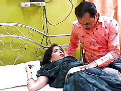 Doctor ne Bhabi ki ilaj karne k bahane Chod diya