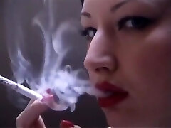 سیگار کشیدن زن