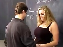 Blond étudiant offre ses seins à son professeur de français