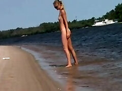 Nudiste anges ont le plaisir avec tous les autres à la plage