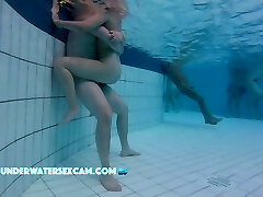 teaser un couple d'adolescents sans vergogne baise dans une piscine publique