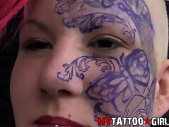 maní tatuaje en la cara