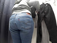 dans une cabine d'essayage d'un magasin public, la caméra a filmé une milf potelée au cul magnifique en culotte transparente. pawg
