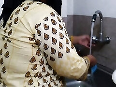 (кухня не джабардаст мери чудай) сосед трахает тамильскую горячую тетеньку-мусульманку во время приготовления пищи - индийское секс