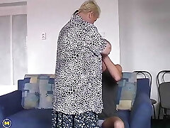 толстая бабуля помогает сводному внуку кончить