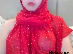 Maturbating avec Hijab rouge