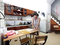 馄饨时间！ 一个裸体的管家在酒店厨房工作。 堕落的管家工作在厨房里没有内裤。