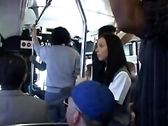 Morena es tientas luego eyacula en un Japonés de autobuses