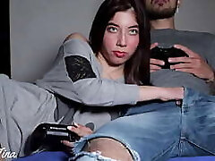 La novia de mi amigo me la chupa para ganarme en el FIFA y termino cogiendola por el bootie