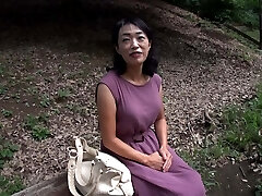 H053G04 A plain 60th birthday mature woman is a shaved cooch! An simple aunt makes a figure with an excellent sensitivity shake