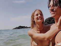 She Made Me Jism In Less Than A Min At The Public Beach