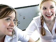 zwei freche schulmädchen lutschen den harten schwanz des busfahrers's auf dem rücksitz zwei freche schulmädchen lutschen den harten schwanz des busfahrers's auf dem rücksitz