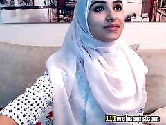 Amateur sexy big rump arab teen camgirl posing in front of the webcam