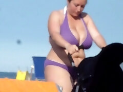 Candid Cougar Huge Busty Beach Cleavage