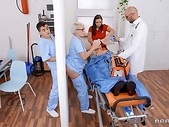 пышногрудая зрелая медсестра энджел вики трахается в жопу со своим пациентом в больнице