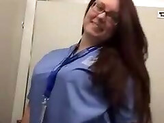 gordito enfermera que muestra su cuerpo sexy