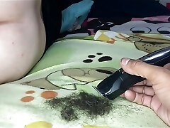 marido cornudo afeita el coño de su esposa caliente para que pueda ver a su amante