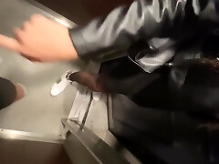 небрежная глубокая глотка, футфетиш и римминг после публичной вспышки и рискованного минета в лифте