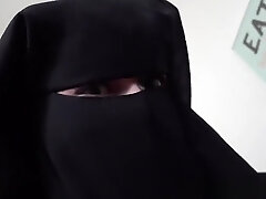 可怜的穆斯林NIQAB女孩