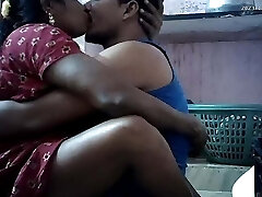 индийская жена целует в жопу домработницу