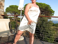 सफेद साटन पोशाक सूर्यास्त बालकनी सेक्स में सुडौल गर्म महिला