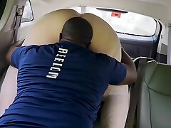 एक सुडौल एमआईएलए कार में एक काले आदमी के साथ सार्वजनिक सेक्स का आनंद लेता है ।
