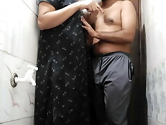 sexe dans la salle de bain & ndash; tante chaude avec un très adolescent petit ami