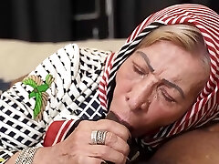 grand-mère de 77 ans prête pour la baise de cul